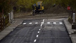 Oraşul unde o stradă proaspăt asfaltată se termină în câmp, cu o trecere de pietoni. Reacţia primarului 