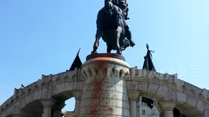 Cluj: Statuia lui Matei Corvin a fost vandalizată, fiind vopsită parţial cu vopsea maro - FOTO