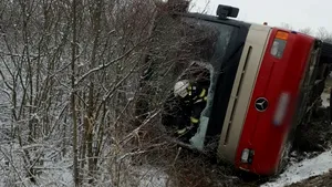 Autorităţile din Caraş Severin sunt în alertă. Un autocar cu 16 persoane s-a răsturnat
