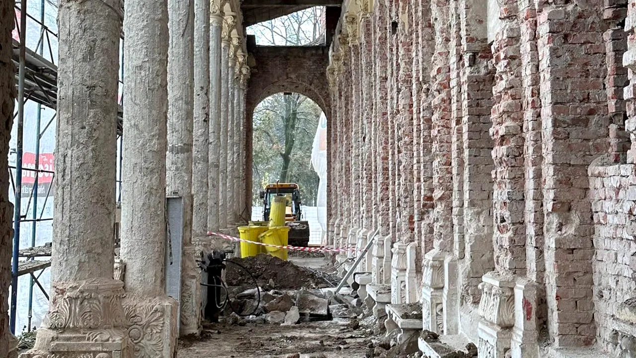 Se lucrează pe şantierul Teatrului de Vară din Parcul Bazilescu, în Sectorul 1 din Bucureşti