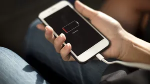 Ți se descarcă telefonul de două ori pe zi? Verifică aceste aplicații