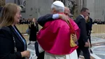 Papa a fost îmbrățișat de fratele său – protocol încălcat la Vatican