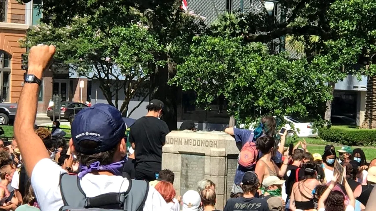 Protestatarii au doborât o statuie în New Orleans şi au aruncat-o în fluviul Mississippi

