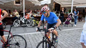 GALERIE FOTO Record de ciclism stabilit la Alba Iulia de către câştigătorul ”celui mai bun job din lume”