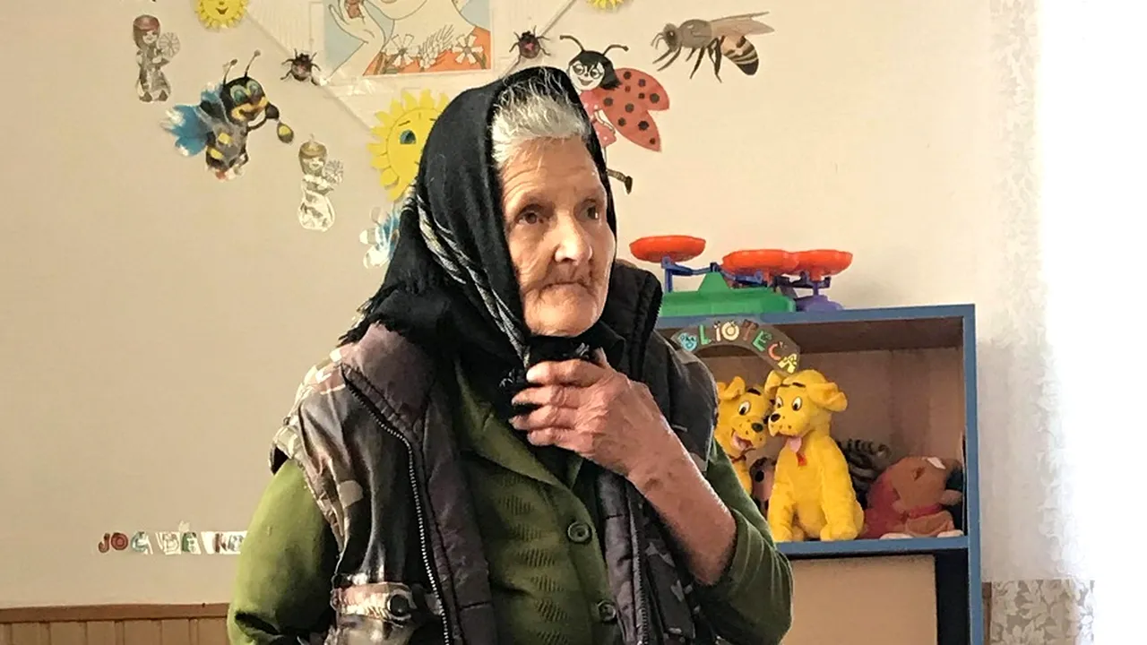 Decizia de concediere a bunicii Sofia, angajată la 83 de ani ca femeie de serviciu, revocată. Bătrâna, convinsă să revină la grădiniţă: Mă întorc la copii