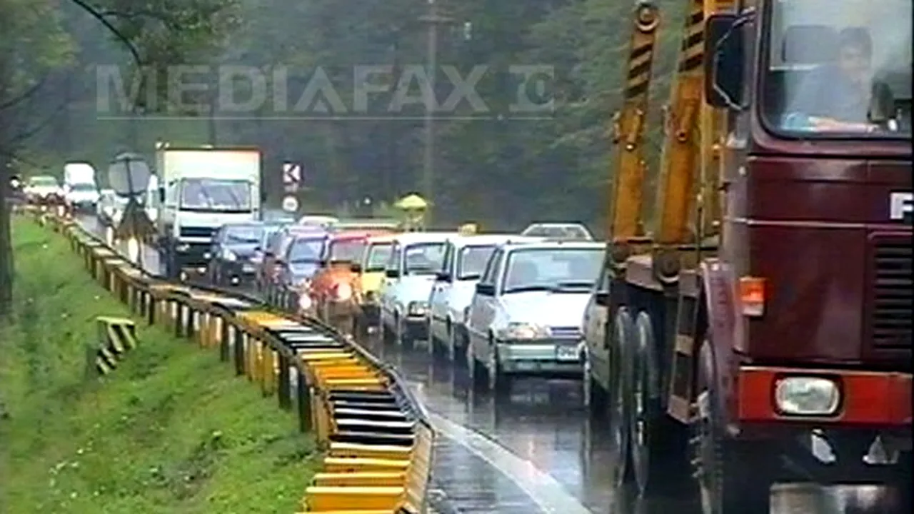 Coloană de maşini pe Valea Prahovei: Traficul rutier este blocat în Buşteni pe sensul spre Bucureşti
