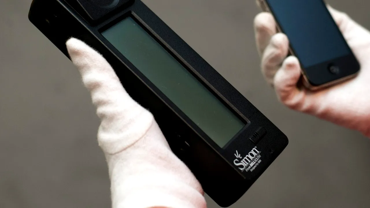  Primul smartphone din istorie a fost lansat pe 23 noiembrie 1992