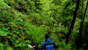 Trei turişti au rămas blocaţi în Munţii Bucegi. Salvamontiştii încearcă să îi coboare