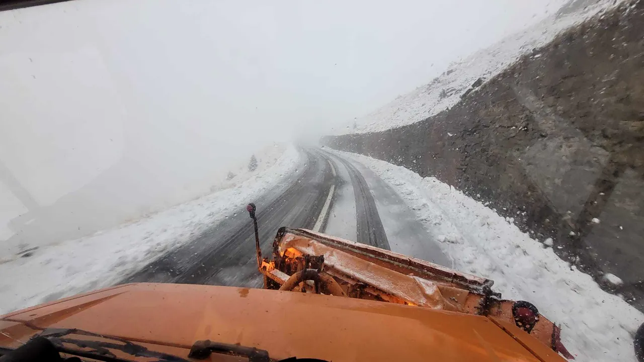 Interzis pe Transfăgărăşan: zăpadă de peste 1,5 metri, ninge abundent  