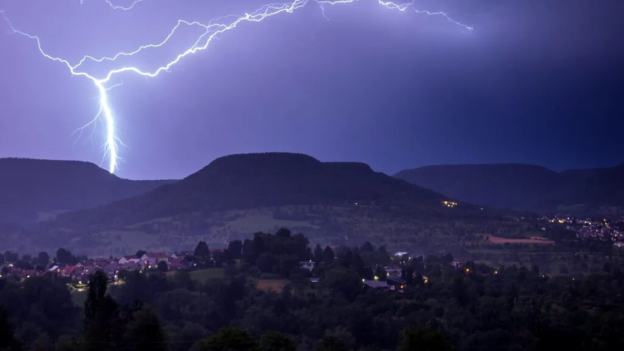 Un turist bulgar a murit după ce a fost lovit de fulger pe un munte