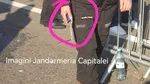 Un bărbat cu un cuţit a tăiat legăturile dintre panourile metalice din Piaţa Victoriei