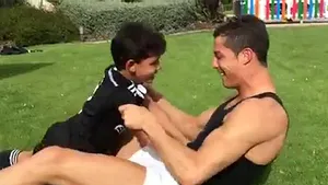 Cum îşi antrenează Cristiano Ronaldo fiul: 