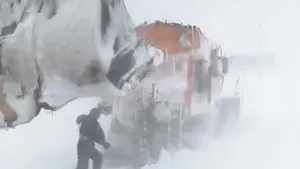 VIDEO | Deplasarea cu peripeţii pentru Dinamo. Echipa de volei a rămas blocată în nămeţi, iar autocarul a fost implicat într-un accident cu utilajele de deszăpezire