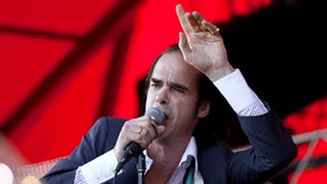 Nick Cave le cere scuze lui Kylie Minogue şi Avril Lavigne, pe care le-a menţionat în romanul său