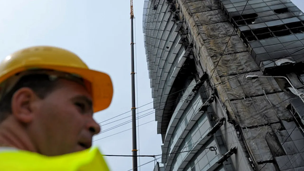 Millennium, clădirea care a ars acum şase luni, încă stă goală