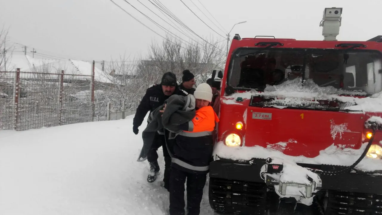 GALERIE FOTO Două tinere din localităţi înzăpezite din Constanţa au născut la domiciliu, ajutate prin telefon