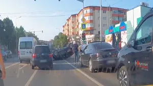 Bacău: Un copil de 2 ani, scos pe geam de jandarmi dintr-o mașină răsturnată