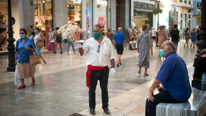 Masca de protecţie, obligatorie şi pe STRADĂ. Ţara care a luat această decizie 

