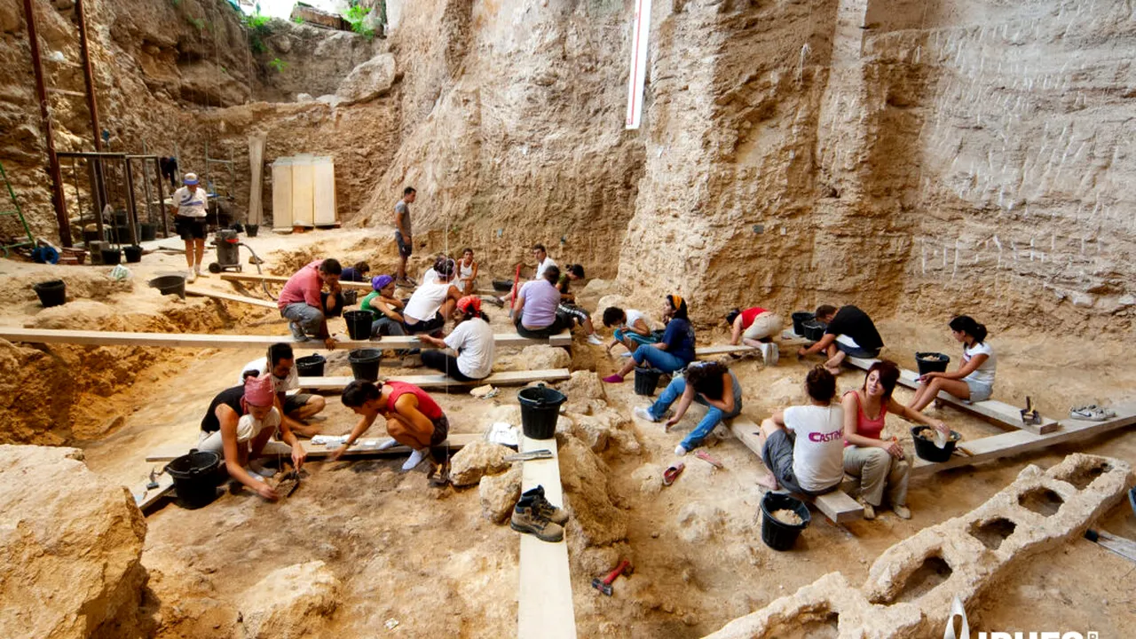 Epoca de Piatră nu era doar despre piatră. Un sit arheologic de lângă Barcelona arată că neanderthalienii erau tâmplari