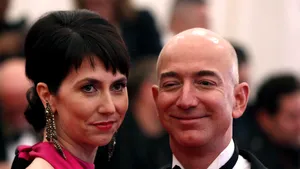Cum arată cel mai bogat cuplu din istoria lumii, Jeff şi MacKenzie Bezos: S-au cunoscut la muncă, au fost logodiţi după trei luni şi au o avere mai mare decât oricine altcineva din lume