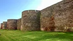 Orașul din Spania cu cel mai bine conservat zid roman din Europa. 2 km de promenadă, 71 de turnuri incluse în Patrimoniul Mondial și tapas gratuite la fiecare pahar de vin