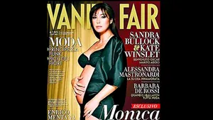 Monica Bellucci, însărcinată în şase luni, a pozat seminud pentru Vanity Fair
