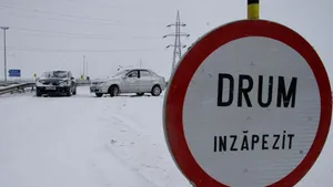 Zece drumuri naţionale sunt închise şi marţi din cauza zăpezii