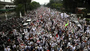 Cel puţin 200.000 de musulmani protestează în Jakarta, Indonezia, cerând arestarea guvernatorului Basuki Tjahaja Purnama - VIDEO