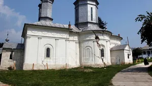 Mănăstirea Răteşti din Buzău, grav afectată de alunecările de teren, a fost închisă, iar călugăriţele evacuate - GALERIE FOTO