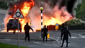 Parlamentul nord-irlandez, convocat în sesiune extraordinară în contextul violenţelor