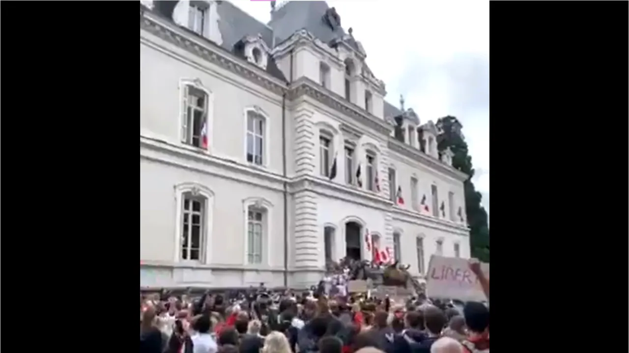 VIDEO Sute de protestatari au pătruns cu forţa în curtea unei instituţii din Franţa