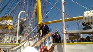 Preşedintele Băsescu a fost scuipat de un tânăr, la coborârea de pe bricul 