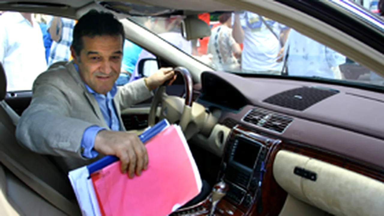 Gigi Becali, avertizat de poliţie după ce a trecut pe roşu