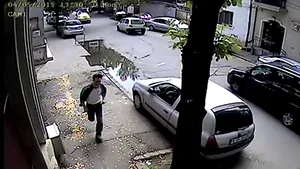 Cum arată bărbatul care a înjunghiat un angajat Pro TV. Poliţia Capitalei cere sprijinul cetăţenilor pentru prinderea lui