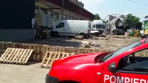 AVARIE majoră la o fabrică din Tecuci: Un bazin de apă de mari dimensiuni a cedat şi a inundat totul. Clădiri, 18 maşini şi TIR-uri, afectate 