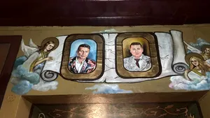 Chipurile a doi afacerişti, pictate pe pereţii unei biserici din Teleorman/ Cei doi sunt cunoscuţi pentru prietenia strânsă cu fiul lui Dragnea | FOTO