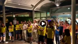 Moment EMOŢIONANT. Un grup de suporteri români a mers la hotelul naţionalei U21, noaptea trecută: Pentru noi, sunteţi campioni | VIDEO