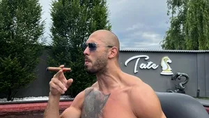 Controversatul influencer Andrew Tate a fost interzis pe Facebook şi Instagram