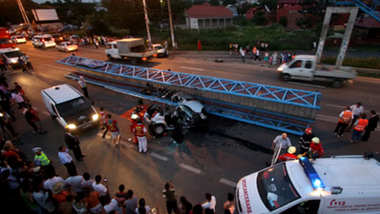 Pasarela de la Tâncăbeşti, dată jos de bena camionului (Galerie Foto)