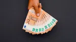 A găsit o valiză plină cu bani și i-a împrăștiat pe stradă. Polițiștii au rămas uluiți