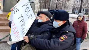 Ruşii protestează la Moscova împotriva invadării Ucrainei. Poliţiştii i-au arestat pe loc 
