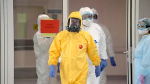 VIDEO Vladimir Putin, cu mască respiratorie şi echipat în combinezon, în timp ce vizita un spital din Moscova