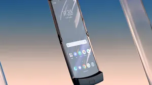VIDEO | Motorola a lansat noul razr, primul smartphone cu display flexibil care se pliază complet. Cum arată