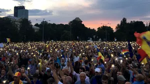 Protest în Piaţa Victoriei. Reacţia protestatarilor după aflarea deciziei  de condamnare a lui Liviu Dragnea/ Traficul rutier, deviat  | GALERIE FOTO, VIDEO