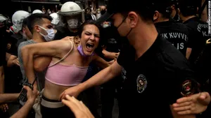 Poliţia turcă a folosit gaze lacrimogene, pentru a dispersa mulţimea adunată la parada Pride din Istanbul