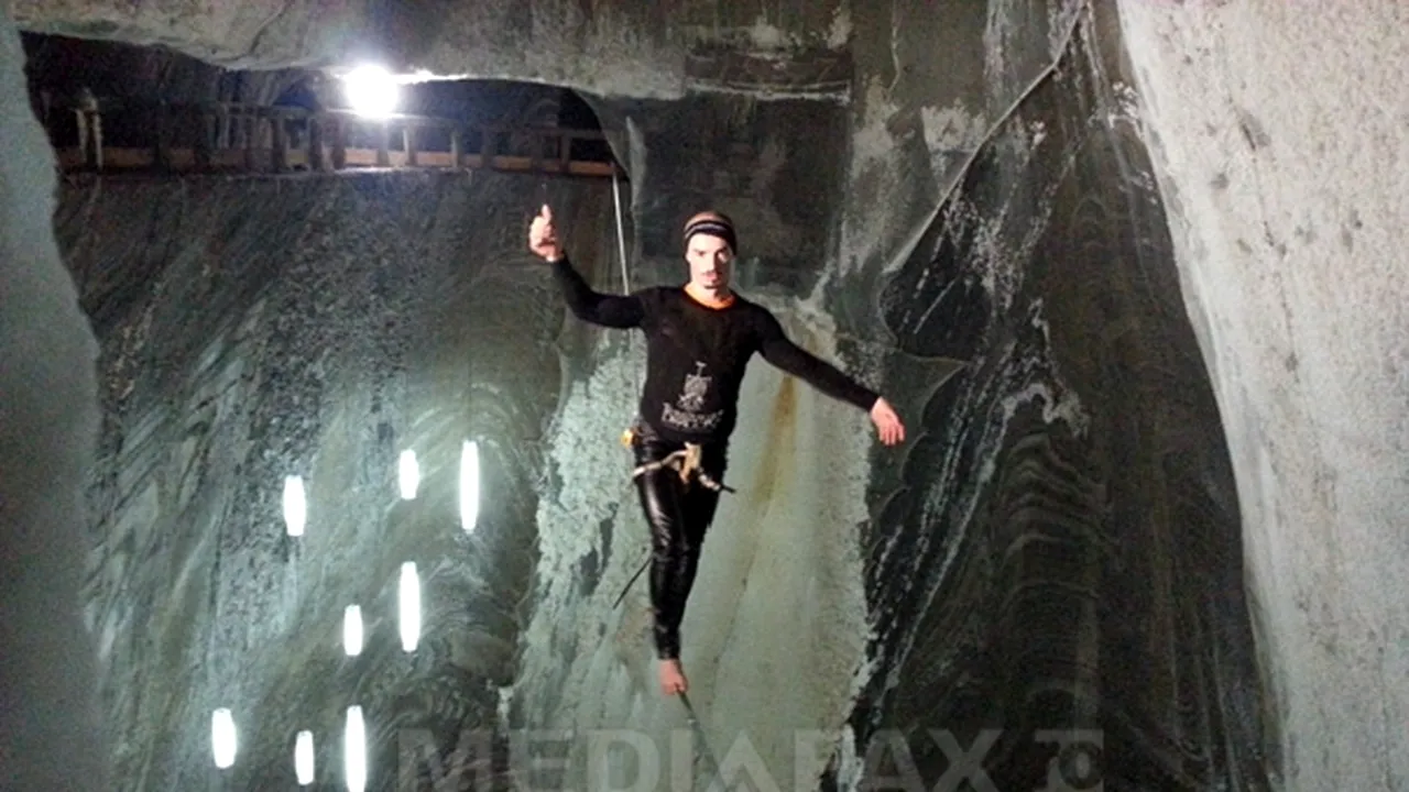 Un artist acrobat a filmat în Salina Turda pentru un documentar, mergând pe chingă la 80 metri - FOTO