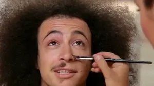 Ce REACŢII au cinci bărbaţi când sunt machiaţi pentru prima oară - VIDEO