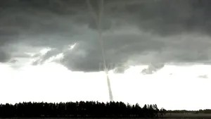 Cel puţin 20 de tornade în trei state din SUA, furtuni violente şi inundaţii - VIDEO