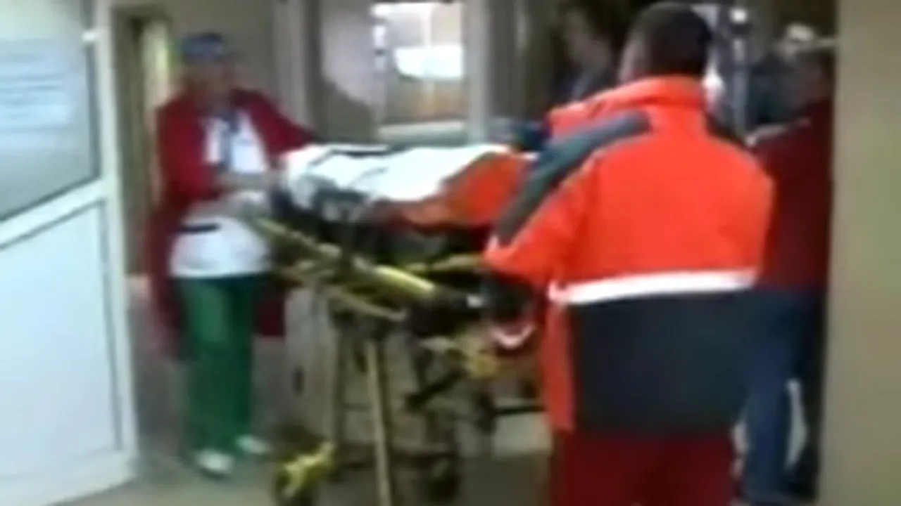 Braşov: Siamezii uniţi în zona capului, mutaţi la o clinică din Bucureşti (Video)