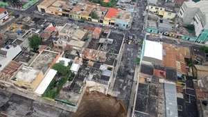O groapă creată de o furtună tropicală a înghiţit o clădire de trei etaje - GALERIE FOTO
